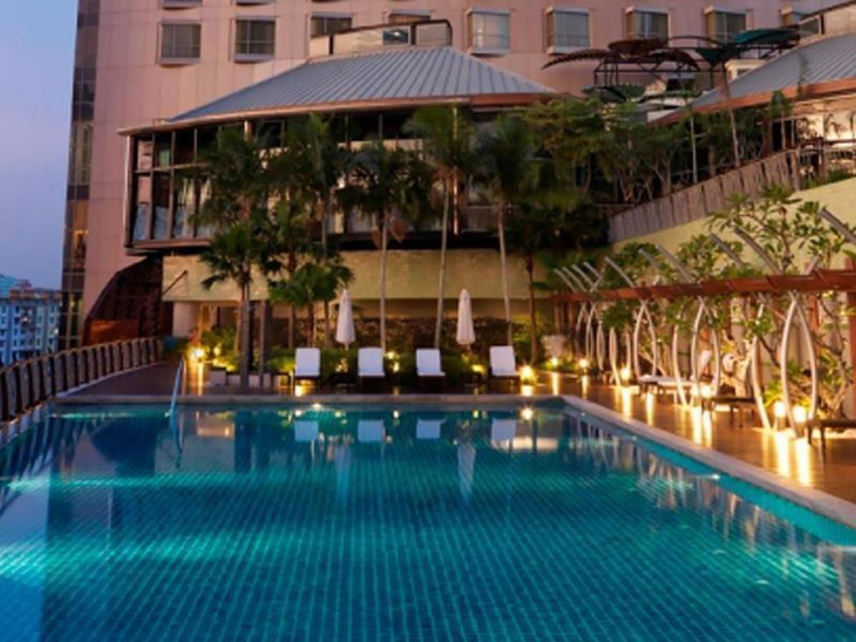 St Giles Gardens Hotel Kuala Lumpur Eksteriør bilde The swimming pool at the hotel