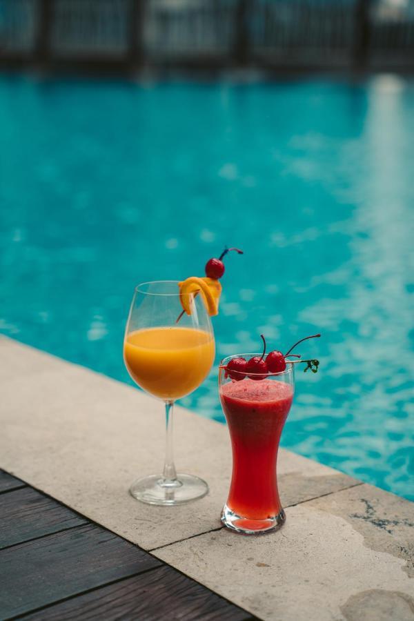 St Giles Gardens Hotel Kuala Lumpur Eksteriør bilde A mango lassi (left) and a strawberry lassi (right)